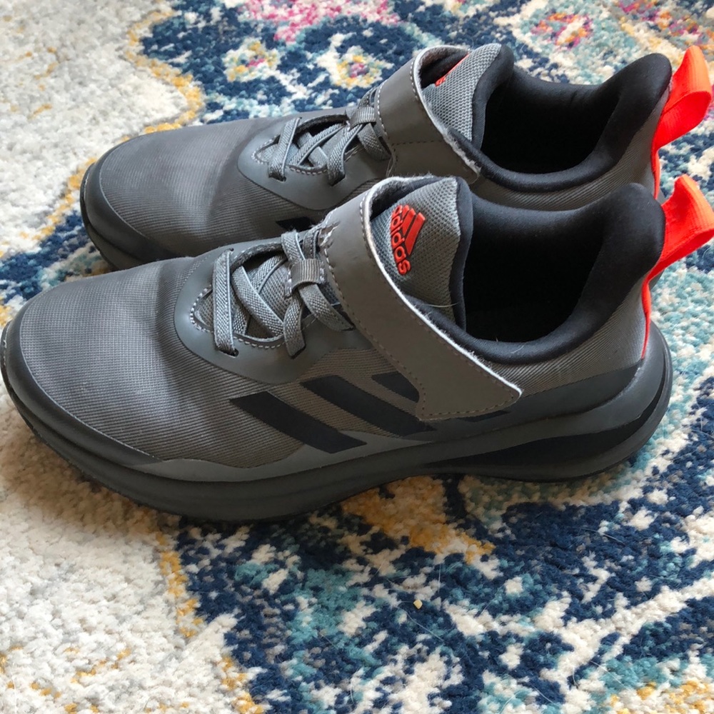 Boys size 3 Adidas tennis shoes.